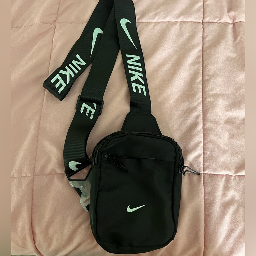 Black Nike crossbody bag. Adjustable straps, never been used.